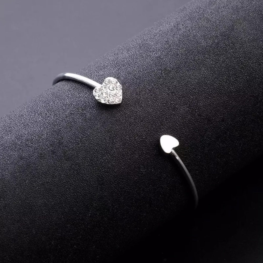 NEW๐๐BEAUTIFUL๐SILVERY๐HEART๐CUFF๐๐BRACELET - Picture 5 of 8